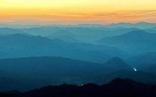 montañas crestas puesta de sol capas