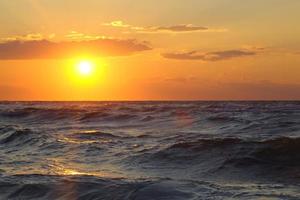 hermoso paisaje marino con puesta de sol