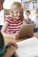 Alumno de primaria usando tableta digital en el aula