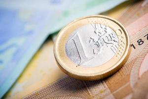 primer plano de billetes y monedas en euros foto