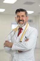 doctor hispano sonriendo foto