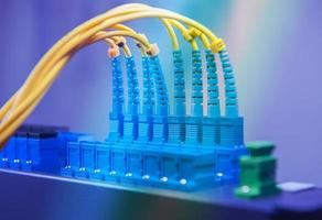 cable de fibra óptica en centro tecnológico