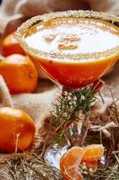 jugo fresco de mandarinas maduras foto