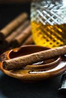 cigarro cubano en cenicero de madera foto