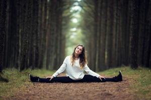 Young girl makes splits photo