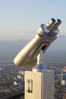 binoculares de alta potencia que funcionan con monedas en una colina foto