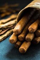 cigarros cubanos en caja tradicional de hojas de palma foto