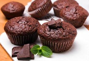 primer plano de muffins de chocolate foto
