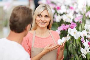 florista profesional vendiendo flores foto