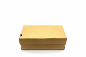 Caja de zapatos marrón sobre fondo blanco con trazado de recorte. foto
