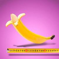 plátano grande y cinta métrica como imagen del pene del hombre