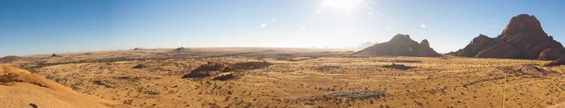 mirando por encima del desierto de Namib con la montaña Spitzkoppe foto