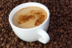 taza de café sobre un fondo de granos de café