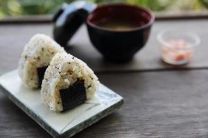 bola de arroz onigiri foto