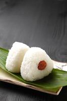 bola de arroz japonesa "onigiri" foto