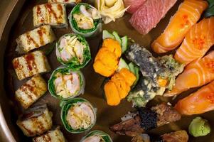selección de surtido de combinación de sushi fresco foto