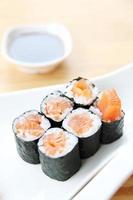 conjunto de sushi de salmón