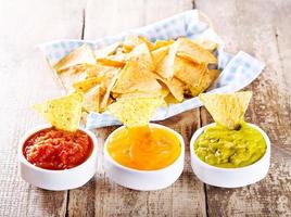 nachos con varias salsas