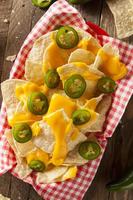 nachos caseros con queso cheddar foto
