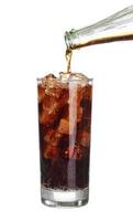 Coca-Cola vertiendo botella en vaso con cubitos de hielo aislado