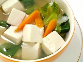 Sopa de tofu y vegetales. foto