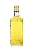 botella de tequila dorado foto