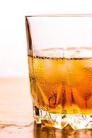 vaso de whisky y hielo