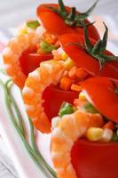 tomates rojos frescos rellenos de verduras y camarones. macro