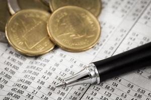 Diagrama de negocios en el informe financiero con monedas