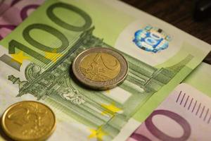 Euro monedas y billetes de dinero. foto