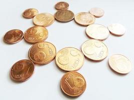 dinero sol - monedas de euro de cobre foto
