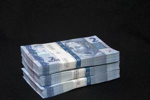 dinero brasileño sobre la mesa