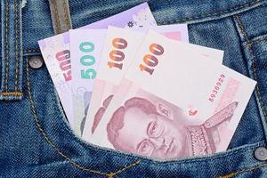 billetes tailandeses en el bolsillo de los pantalones vaqueros por dinero y concepto de negocio