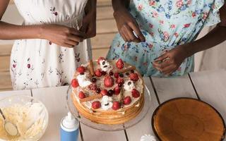 mujeres cocinando pastel foto