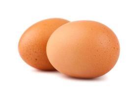 dos huevos de gallina marrón