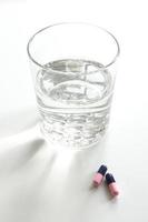 medicamento con un vaso de agua