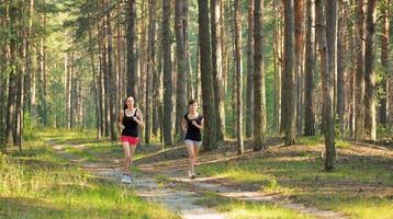 dos mujeres corriendo en el bosque foto