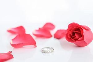 rosa roja con anillo foto
