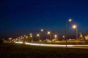 Carretera cerca de la fábrica por la noche. foto