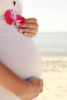 mujer embarazada en la playa foto