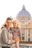Retrato de la madre y la niña en la ciudad del Vaticano foto