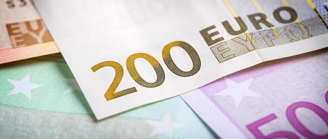 primer plano de billetes y monedas en euros foto