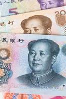 primer plano de billetes de yuan dinero chino foto