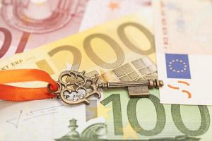 clave del éxito en diferentes billetes en euros foto