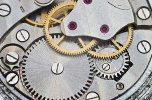 ruedas dentadas de metal en un reloj, concepto de trabajo en equipo foto