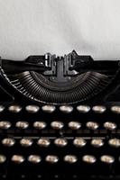 máquina de escribir con hoja de papel con textura envejecida