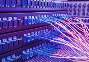 cable de fibra óptica en centro tecnológico