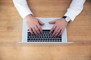 Closeup imagen de un empresario manos usando laptop