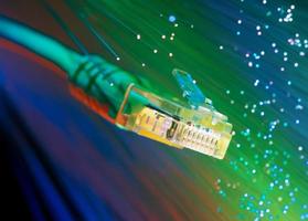 cable de red con fondo de color de alta tecnología