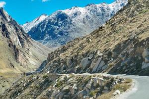 Carretera, montañas de Leh, Ladakh, Jammu y Cachemira, India foto